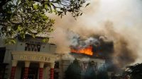 Kebakaran Kantor Bupati Pohuwato diduga dibakar para demonstran, Kamis 21 September 2023.(Foto:Lix)