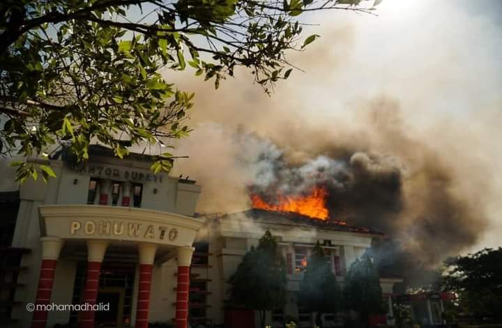 Kebakaran Kantor Bupati Pohuwato diduga dibakar para demonstran, Kamis 21 September 2023.(Foto:Lix)