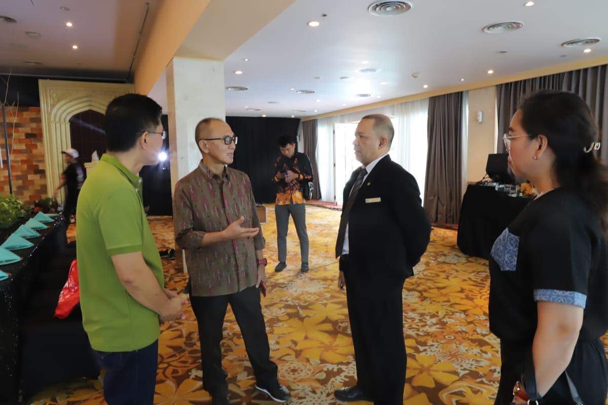 Pj Bupati Ir.Ronald Sorongan,M.Si saat meninjau persiapan Closing Ceremony di Hotel Borobudur Jakarta, Jumat (29/9/2023).(Foto:Humas Pemkab)