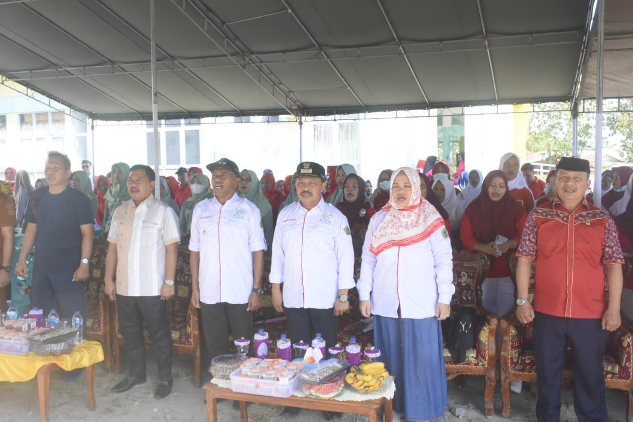 Penjabup Boalemo Sherman Moridu dan Ketua TP PKK Heldy Vanny Alam. Foto Prokopim Boalemo, Senin (31/7/2023).