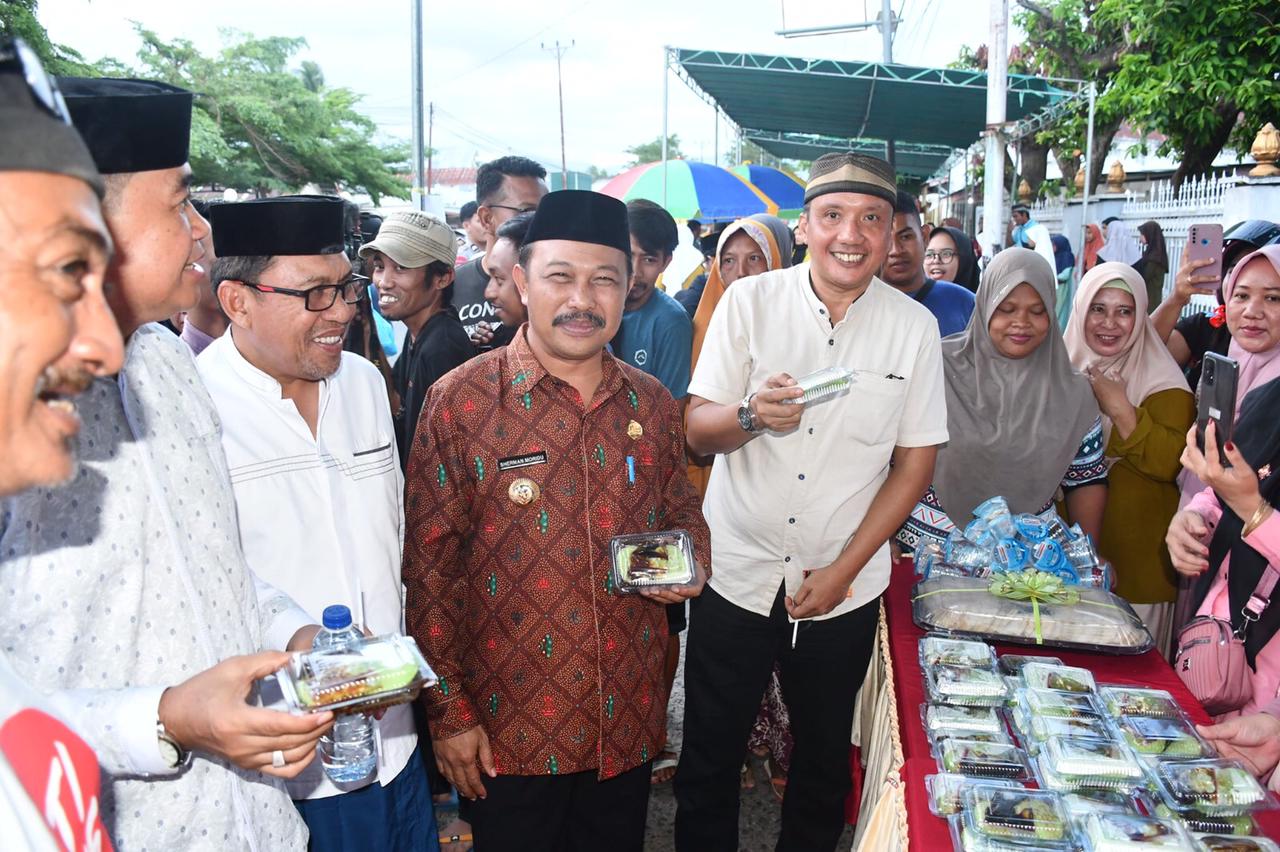 Penjabup Sherman Moridu bersama Ketua dan Wakil DPRD Boalemo di Festival Kue Apangi. Foto Prokopim Boalemo, Jum'at (28/7/2023).