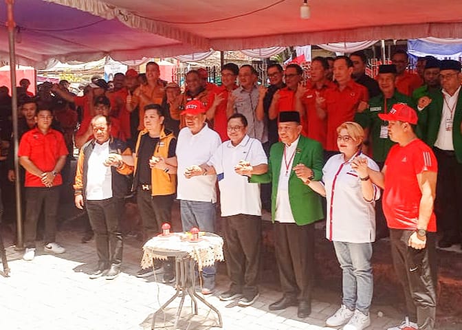 Pera petinggi partai politik saat peresmian Sekretariat Pemenangan Ganjar Presiden 2024 di Kecamatan Tuminting, Kota Manado, Sabtu (7/10/2023). (Foto: JIPS)