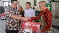 Wakil Gubernur Sulut Steven Kandouw (kiri) saat memberikan bantuan hibah rumah ibadah di GMIM Tumou-Tou Kendis, Tondano, Kabupaten Minahasa, Minggu (8/10/2023). (Foto: DKIPS)