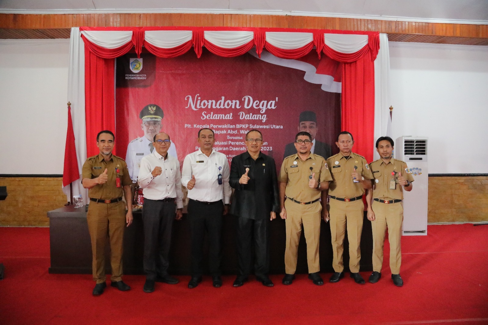 Suasan foto bersama, Pj Wali Kota Kotamobagu Dr Drs Hi Asripan Nani M.Si, Plt. Kepala Perwakilan BPKP Provinsi Sulawesi Utara, Abdul Wahab, serta sejumlah Asisten dan para Pimpinan Organisasi Perangkat Daerah//Foto: Kominfo