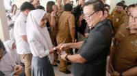 Wakil Gubernur Sulawesi Utara (Sulut) Steven Kandouw saat memberikan KTP gratis kepada salah satu siswi di SMK Negeri 1 Manado, Selasa (10/10/2023). (Foto: DKIPS)