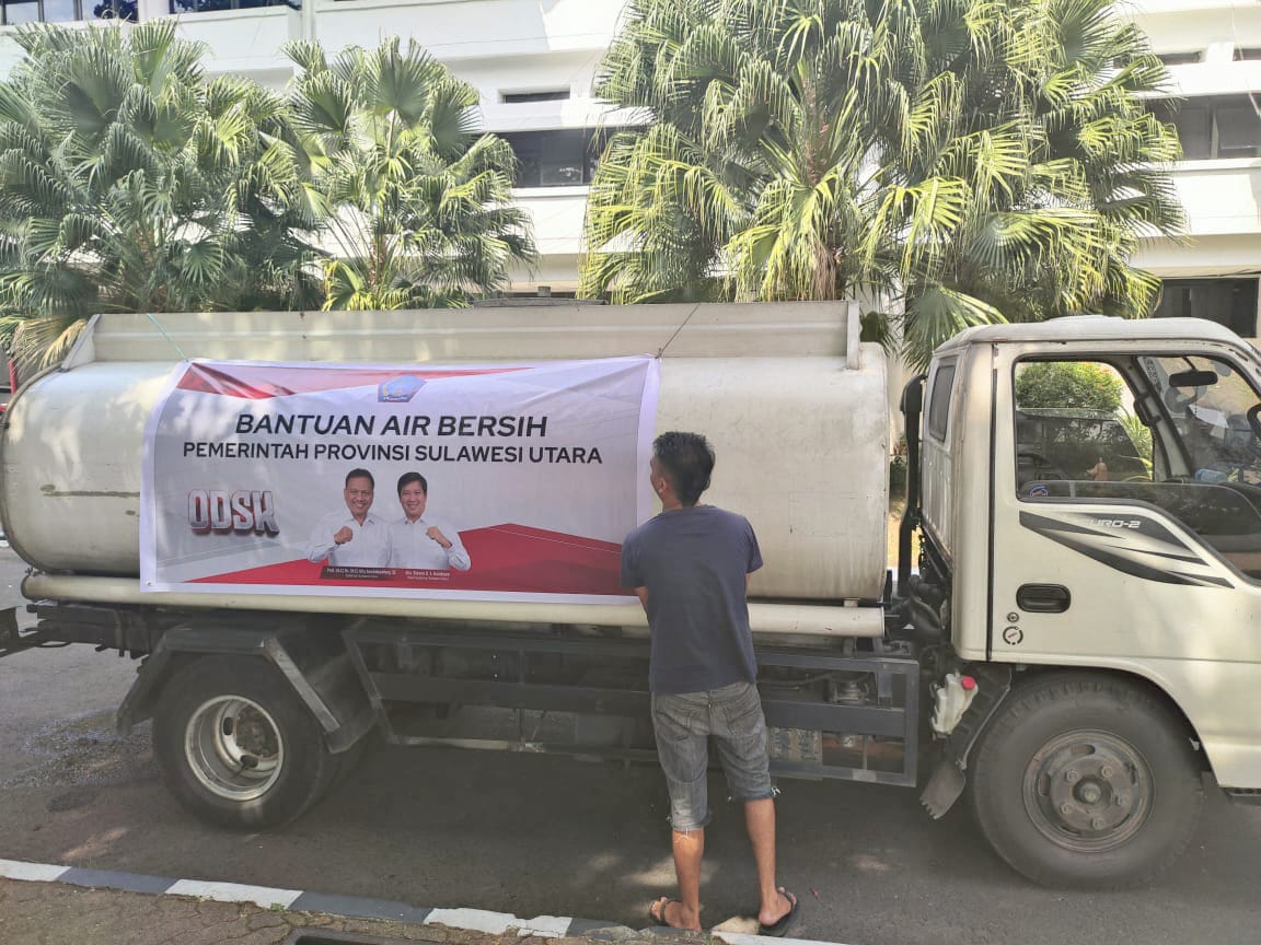 Truck tanki air bersih bantuan Pemprov Sulut saat berada di halaman Kantor Gubernur, Kota Manado, Selasa (10/10/2023). (Foto: DKIPS)