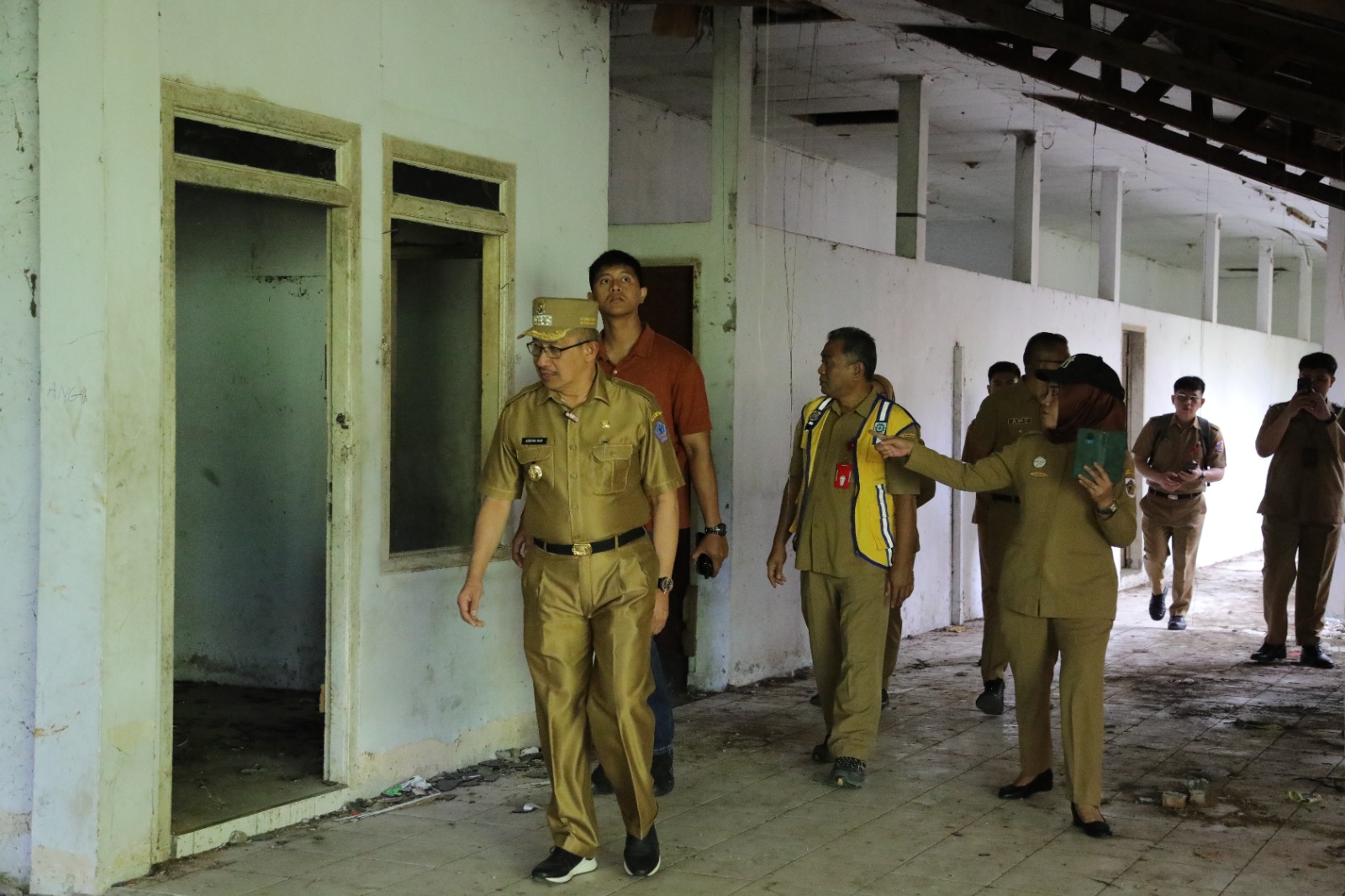 Penjabat Wali Kota Kotamobagu saat meninjau langsung eks rumah dinas Bupati Bolaang Mongondow, yang terletak di Bukit Ilongkow//Foto: Kominfo