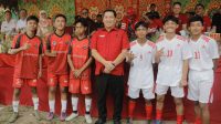 Wakil Gubernur Sulawesi Utara Steven Kandouw bersama para peserta Turnamen Sepak Bola Sukarno Cup U-17, Rabu (4/10/2023). (Foto: DKIPS)