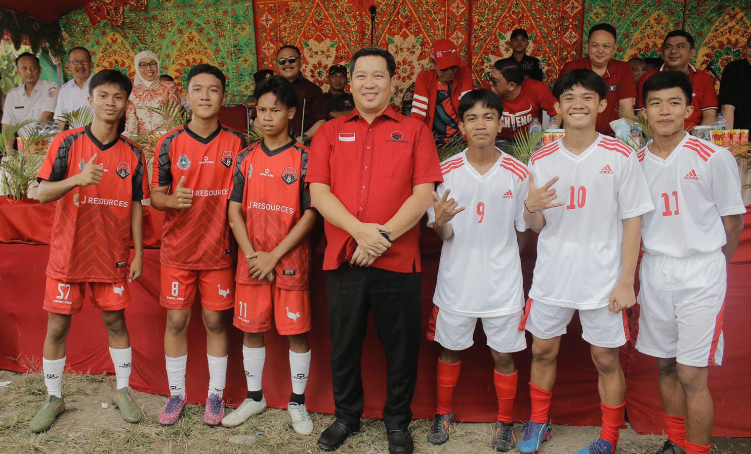 Wakil Gubernur Sulawesi Utara Steven Kandouw bersama para peserta Turnamen Sepak Bola Sukarno Cup U-17, Rabu (4/10/2023). (Foto: DKIPS)