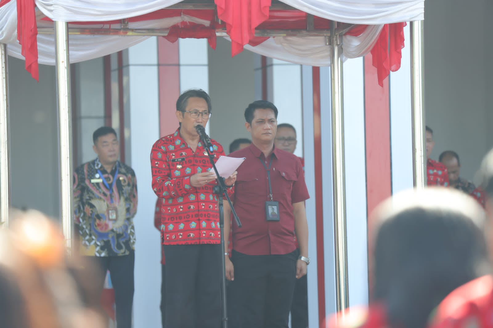 Pj Bupati Sitaro Joi Oroh saat memberikan sambutan pada apel perdana Pemkab Sitaro