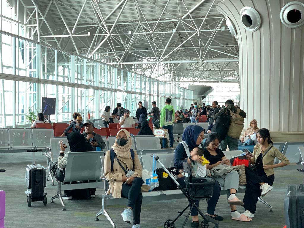 Suasana penumpang yang berada di terminal selatan Bandara Internasional Sultan Hasanuddin Makassar di Maros.