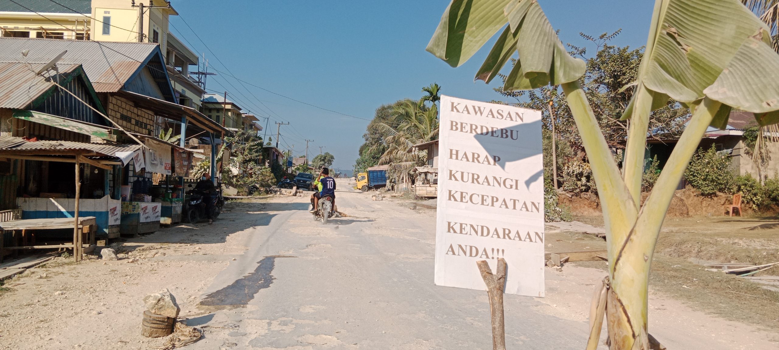 Jalan Poros Ereke Baubau tepatnya di Desa Labulanda, Kecamatan Kulisusu Barat, Buton Utara, 26 Oktober 2023. Foto: La Ode Adnan Irham