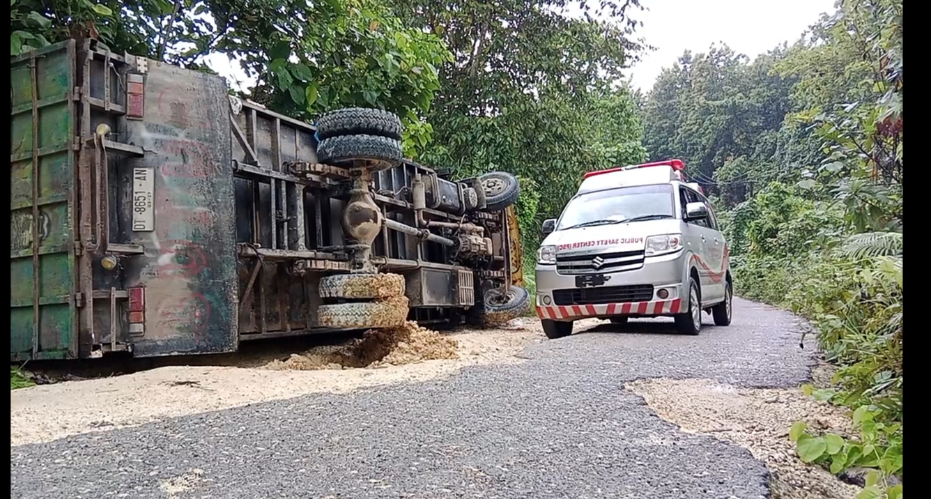 Truk muatan kopra terjungkal akibat jalan rusak di Jalan Poros Ronta Ereke, tepatnya di Desa Ronta, Kecamatan Bonegunu, 25 Mei 2024. Foto: La Ode Adnan Irham
